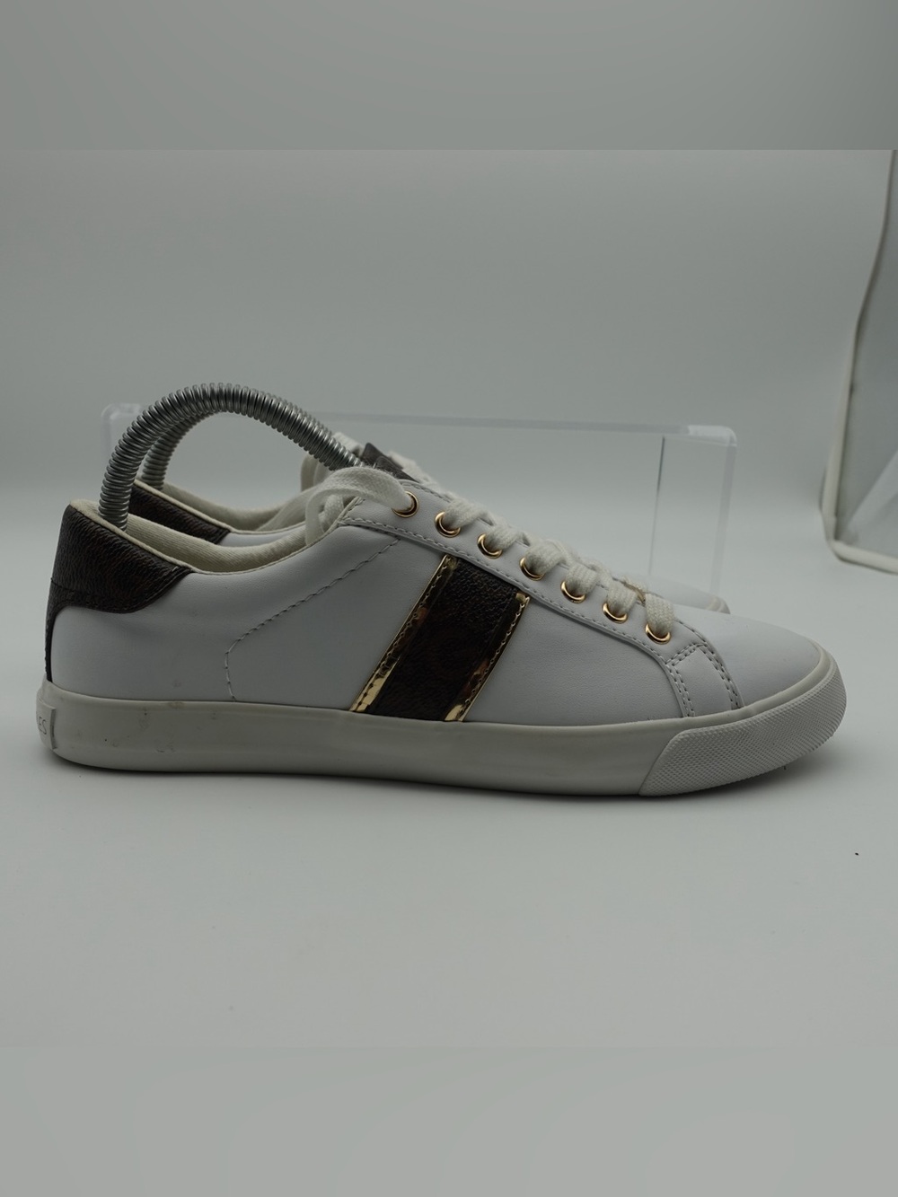 GBG Los Angeles Men Size 9.5 Shoe White Sneakers Casual Dress Up